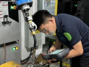Кафшери роботии TIG барои металлҳои борик: Манфиатҳо ва маҳдудиятҳо
